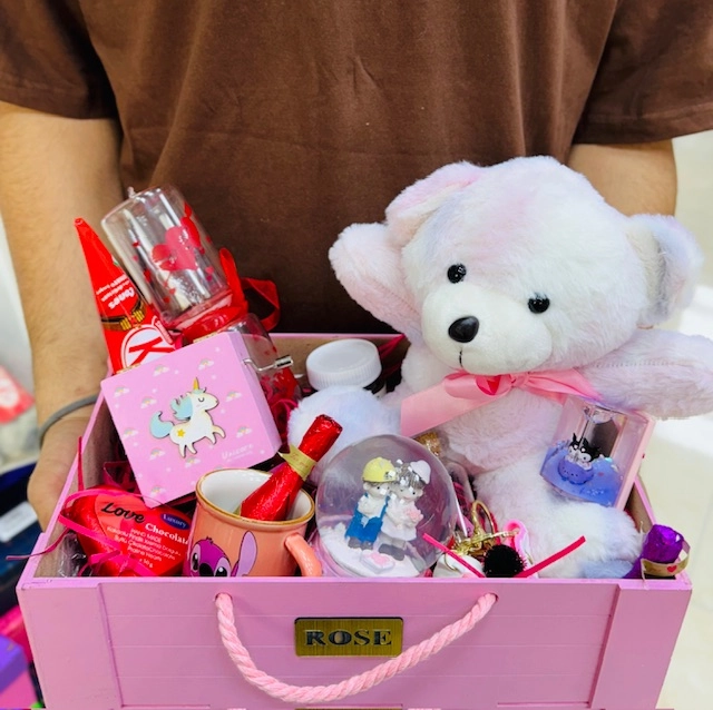 عروسک و پک فانتزی همراه با عروسک و شکلات